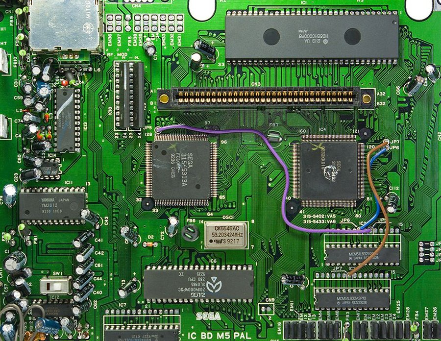 Sega Mega Drive (Model 1) — detalhe da mesma placa PAL modificada