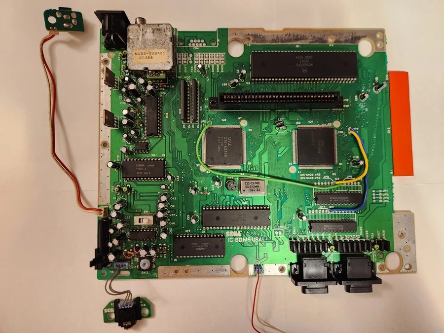 Sega Genesis (Model 1) — placa modificada com fios de reparo, EUA