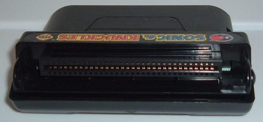 Cartucho de Sonic & Knuckles aberto, mostrando o slot de lock-on para conectar outro cartucho